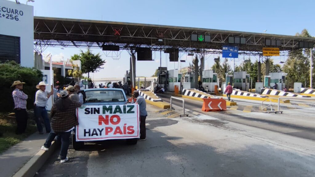 Bloquean casetas y carreteras, productores y campesinos de Michoacán; exigen precio justo para el maíz