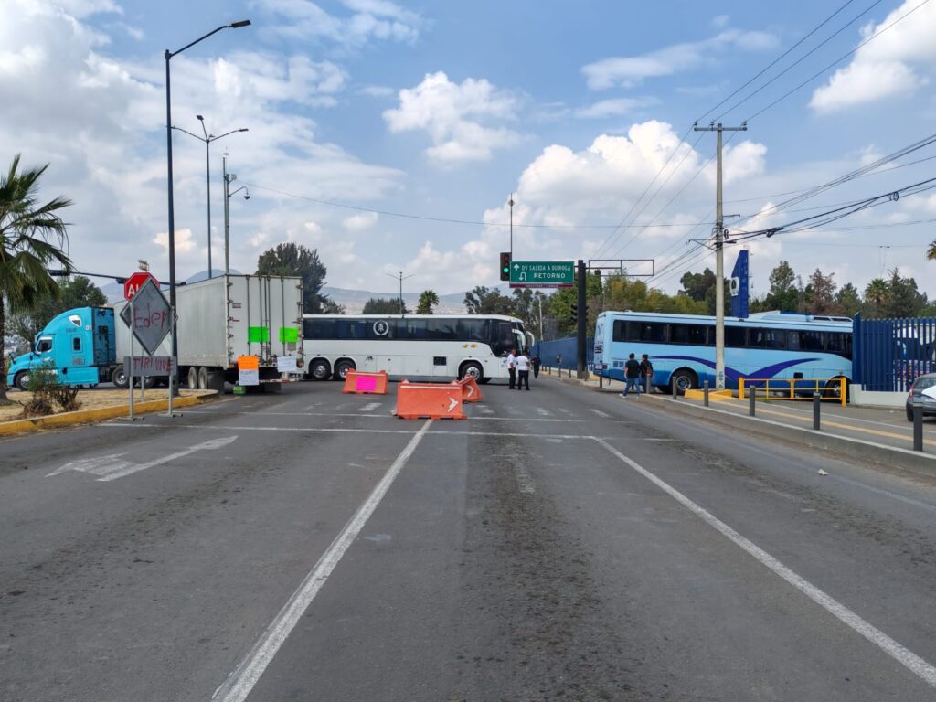 Comuneros de Carapan queman motopatrulla de la GC afuera de la FGE en Morelia